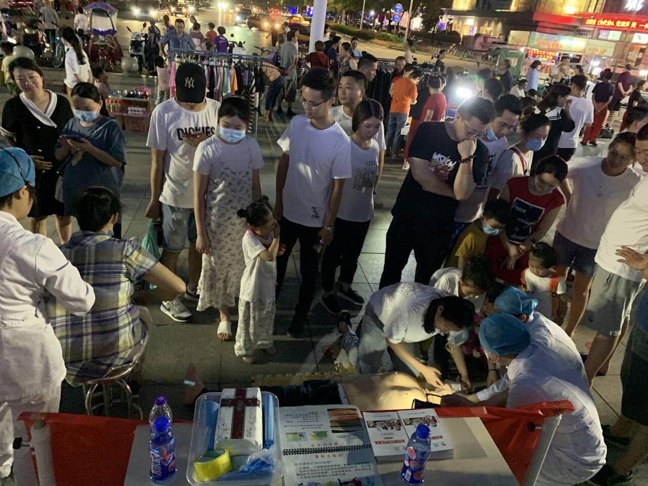 “白衣天使”擺地?cái)?？——蕪湖市中醫(yī)醫(yī)院急救護(hù)理?？菩〗M走進(jìn)“夜市”科普急救知識(圖6)