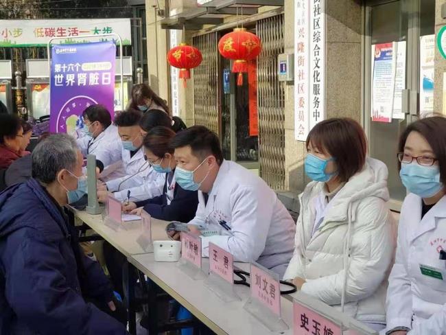 積極面對(duì)腎病 共享精彩人生——我院腎病科、內(nèi)科六支部走進(jìn)中南街道開(kāi)展第十六個(gè)世界腎臟病日健康義診(圖4)