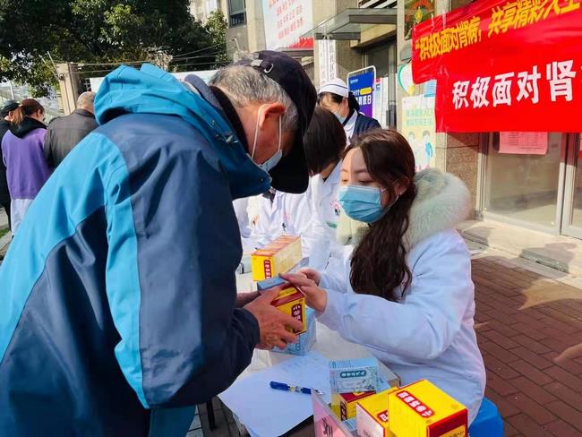 積極面對(duì)腎病 共享精彩人生——我院腎病科、內(nèi)科六支部走進(jìn)中南街道開(kāi)展第十六個(gè)世界腎臟病日健康義診(圖6)
