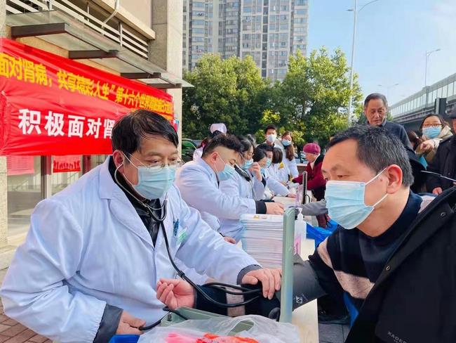 積極面對(duì)腎病 共享精彩人生——我院腎病科、內(nèi)科六支部走進(jìn)中南街道開(kāi)展第十六個(gè)世界腎臟病日健康義診(圖1)