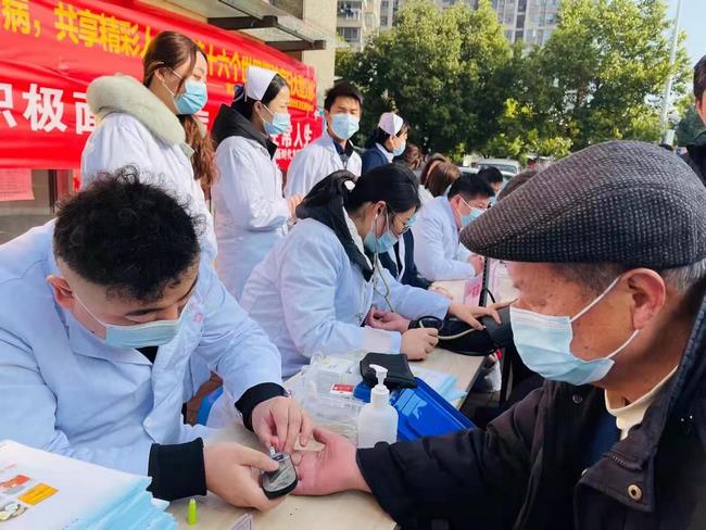 積極面對(duì)腎病 共享精彩人生——我院腎病科、內(nèi)科六支部走進(jìn)中南街道開(kāi)展第十六個(gè)世界腎臟病日健康義診(圖2)
