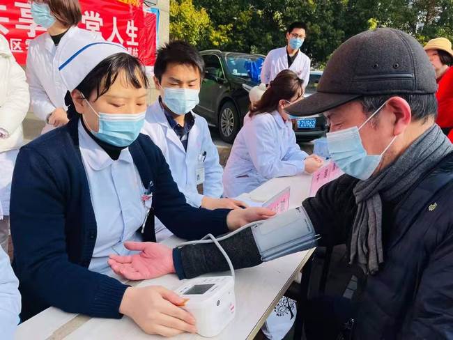 積極面對(duì)腎病 共享精彩人生——我院腎病科、內(nèi)科六支部走進(jìn)中南街道開(kāi)展第十六個(gè)世界腎臟病日健康義診(圖3)