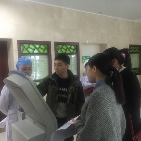 院團(tuán)委組織青年志愿者開展“愛心幫助患者、使用便民設(shè)備”活動(圖1)