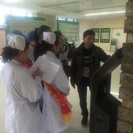 院團(tuán)委組織青年志愿者開展“愛心幫助患者、使用便民設(shè)備”活動(圖2)