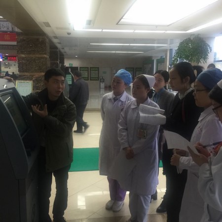 院團(tuán)委組織青年志愿者開展“愛心幫助患者、使用便民設(shè)備”活動(圖3)