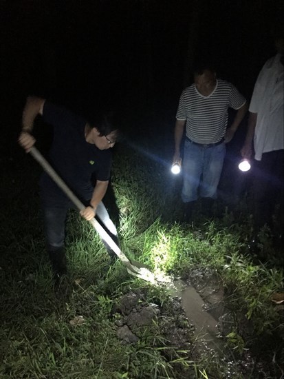 咬緊牙關，“白衣戰(zhàn)士”守住每寸圩堤(圖1)