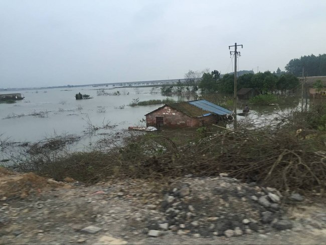 咬緊牙關，“白衣戰(zhàn)士”守住每寸圩堤(圖4)