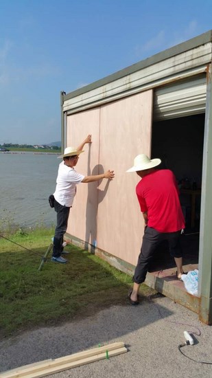 咬緊牙關，“白衣戰(zhàn)士”守住每寸圩堤(圖7)
