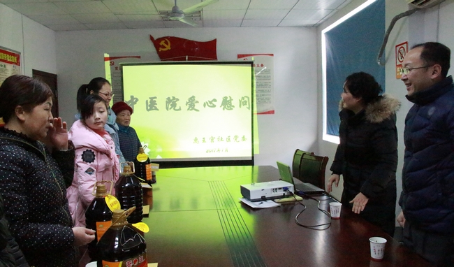 春節(jié)前夕，我院深入社區(qū)慰問結(jié)對幫扶困難戶(圖2)