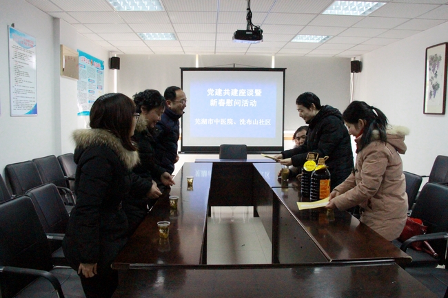 春節(jié)前夕，我院深入社區(qū)慰問結(jié)對幫扶困難戶(圖1)