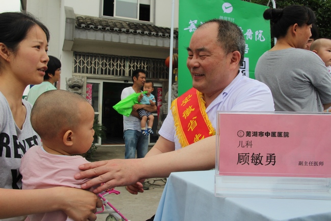 弘揚(yáng)勞模精神 愛(ài)心關(guān)懷兒童——我院 “慶六一”義診服務(wù)走進(jìn)峨橋鎮(zhèn)(圖3)