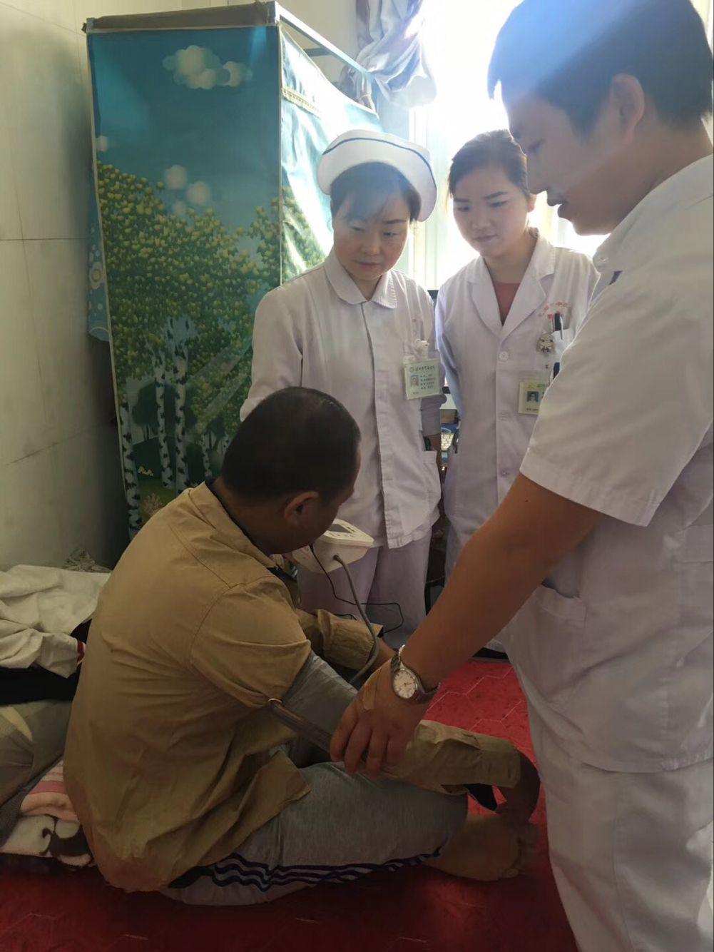 黨員走進患者家中，送上溫暖和關懷(圖1)