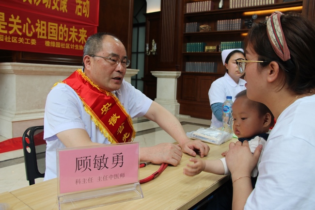 相約六一第七載 健康科普進社區(qū)——兒科“慶六一”大型義診活動走進橡綠園社區(qū)(圖2)