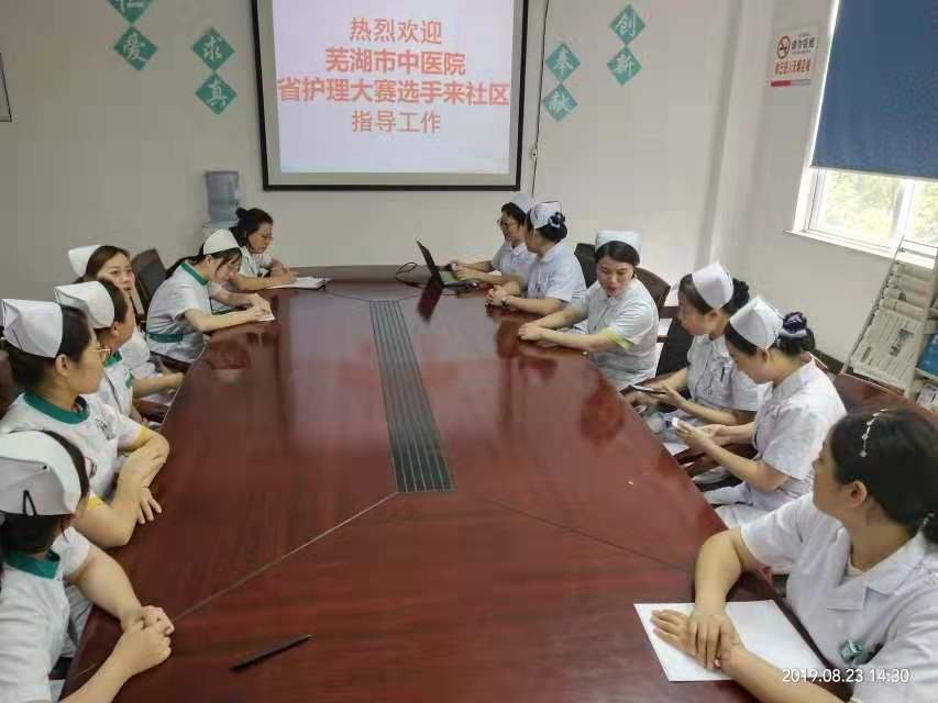 護理部組織市護理技能大賽獲獎護士深入醫(yī)聯(lián)體社區(qū)開展技術(shù)指導(圖1)