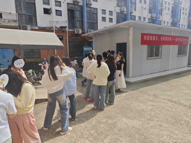 校園健康日，咨詢(xún)零距離：我院治未病中心走進(jìn)高校播撒健康種子(圖2)