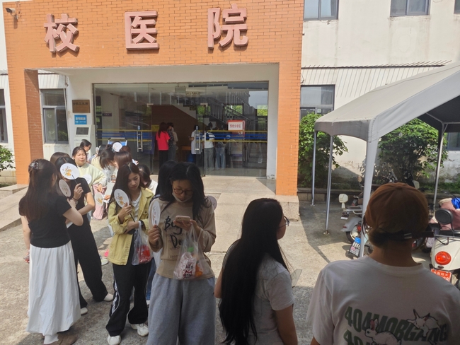 校園健康日，咨詢(xún)零距離：我院治未病中心走進(jìn)高校播撒健康種子(圖1)
