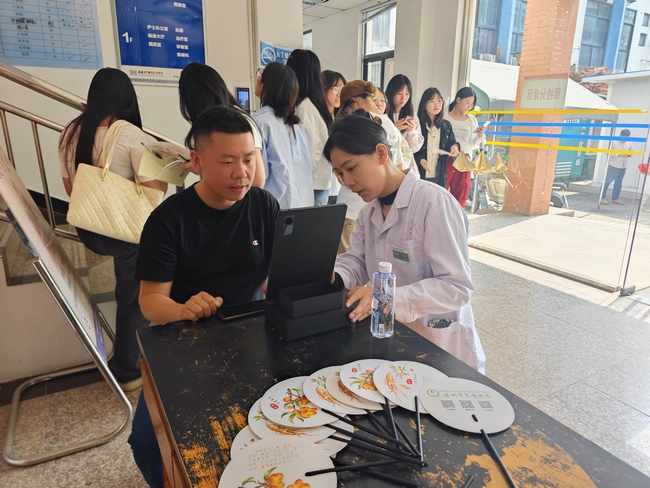 校園健康日，咨詢(xún)零距離：我院治未病中心走進(jìn)高校播撒健康種子(圖3)