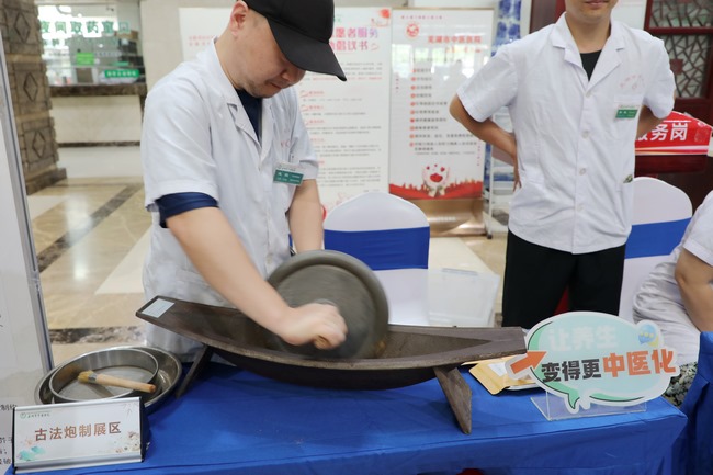 蕪湖市中醫(yī)醫(yī)院舉行中醫(yī)藥文化服務月暨三伏貼開貼活動傳承中醫(yī)智慧護航市民健康(圖11)