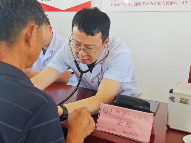 三甲專家送健康 中醫(yī)惠民暖鄉(xiāng)村——我院組織專家赴范莊村開展健康義診(圖3)