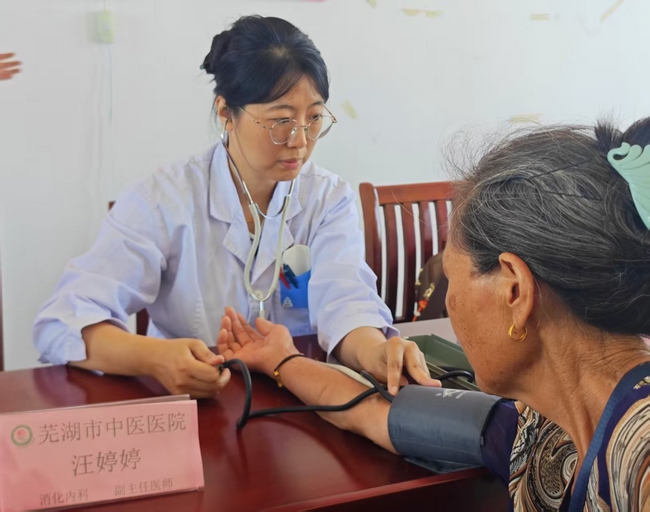 三甲專家送健康 中醫(yī)惠民暖鄉(xiāng)村——我院組織專家赴范莊村開展健康義診(圖4)
