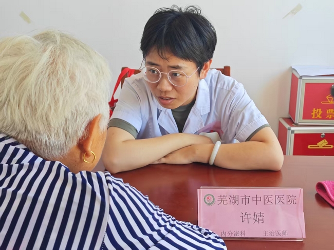 三甲專家送健康 中醫(yī)惠民暖鄉(xiāng)村——我院組織專家赴范莊村開展健康義診(圖6)