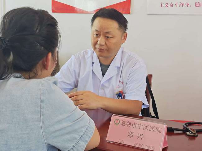 三甲專家送健康 中醫(yī)惠民暖鄉(xiāng)村——我院組織專家赴范莊村開展健康義診(圖2)