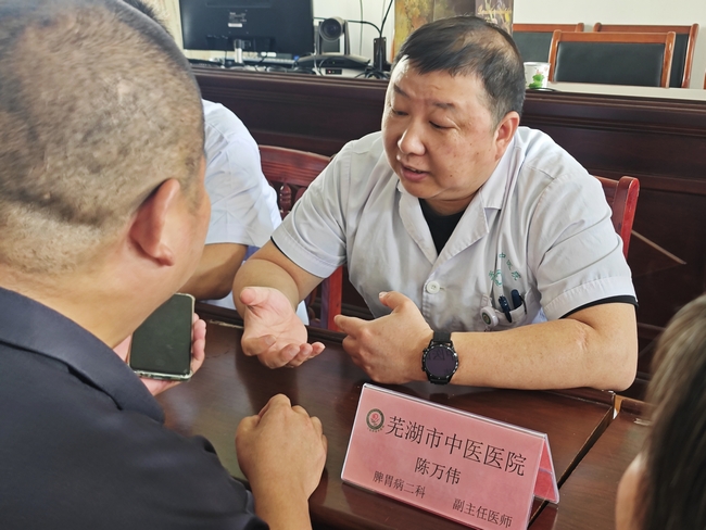 市財政局與我院攜手走進龍泉村開展中醫(yī)藥文化宣傳月健康義診活動(圖2)