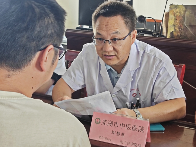 市財政局與我院攜手走進龍泉村開展中醫(yī)藥文化宣傳月健康義診活動(圖3)