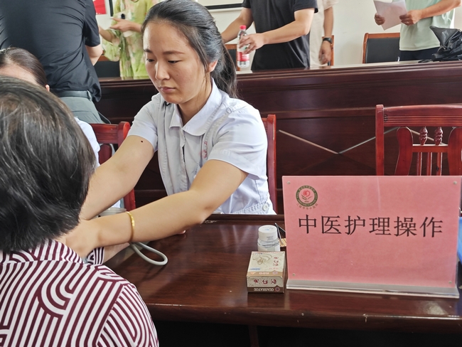市財政局與我院攜手走進龍泉村開展中醫(yī)藥文化宣傳月健康義診活動(圖7)