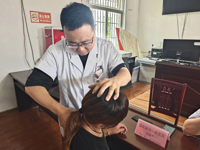 市財政局與我院攜手走進龍泉村開展中醫(yī)藥文化宣傳月健康義診活動(圖8)