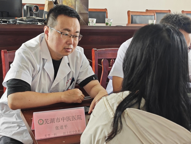 市財政局與我院攜手走進龍泉村開展中醫(yī)藥文化宣傳月健康義診活動(圖4)
