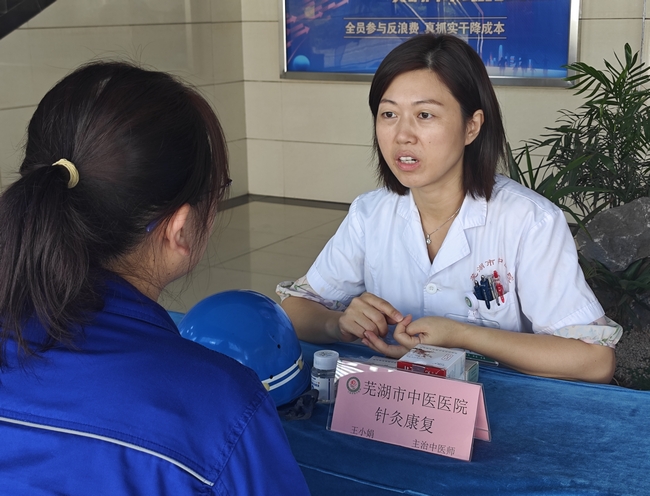 德馨于行 技精于勤｜我院開展醫(yī)師節(jié)大型義診活動走進企業(yè)送健康(圖1)
