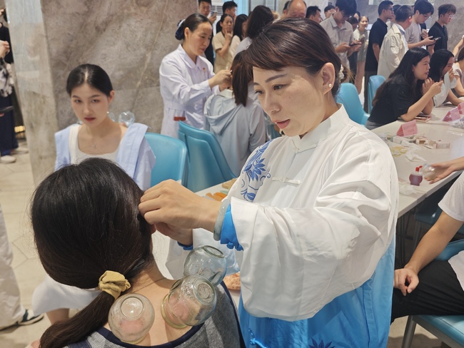 德馨于行 技精于勤｜我院開展醫(yī)師節(jié)大型義診活動走進企業(yè)送健康(圖14)