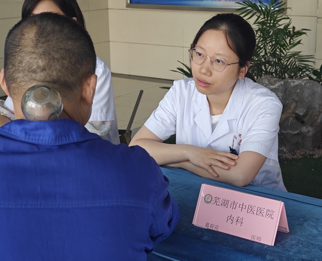 德馨于行 技精于勤｜我院開展醫(yī)師節(jié)大型義診活動走進企業(yè)送健康(圖2)