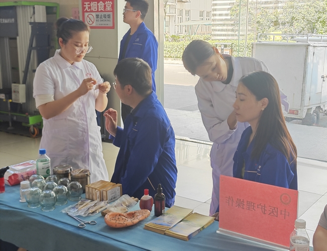 德馨于行 技精于勤｜我院開展醫(yī)師節(jié)大型義診活動走進企業(yè)送健康(圖5)